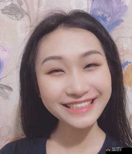 她开心地吃着小豆豆,眼睛弯成了月牙