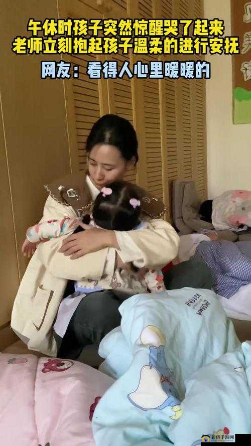 从后面抱着妈妈突然脸一红:母子间的羞涩瞬间