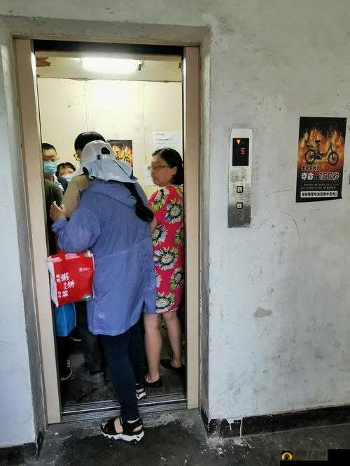 维修工人被困电梯 5 小时