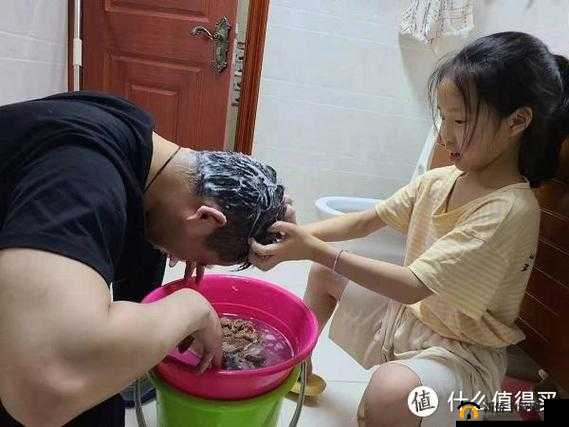 宝宝乖乖让爸洗头宣称免费啦