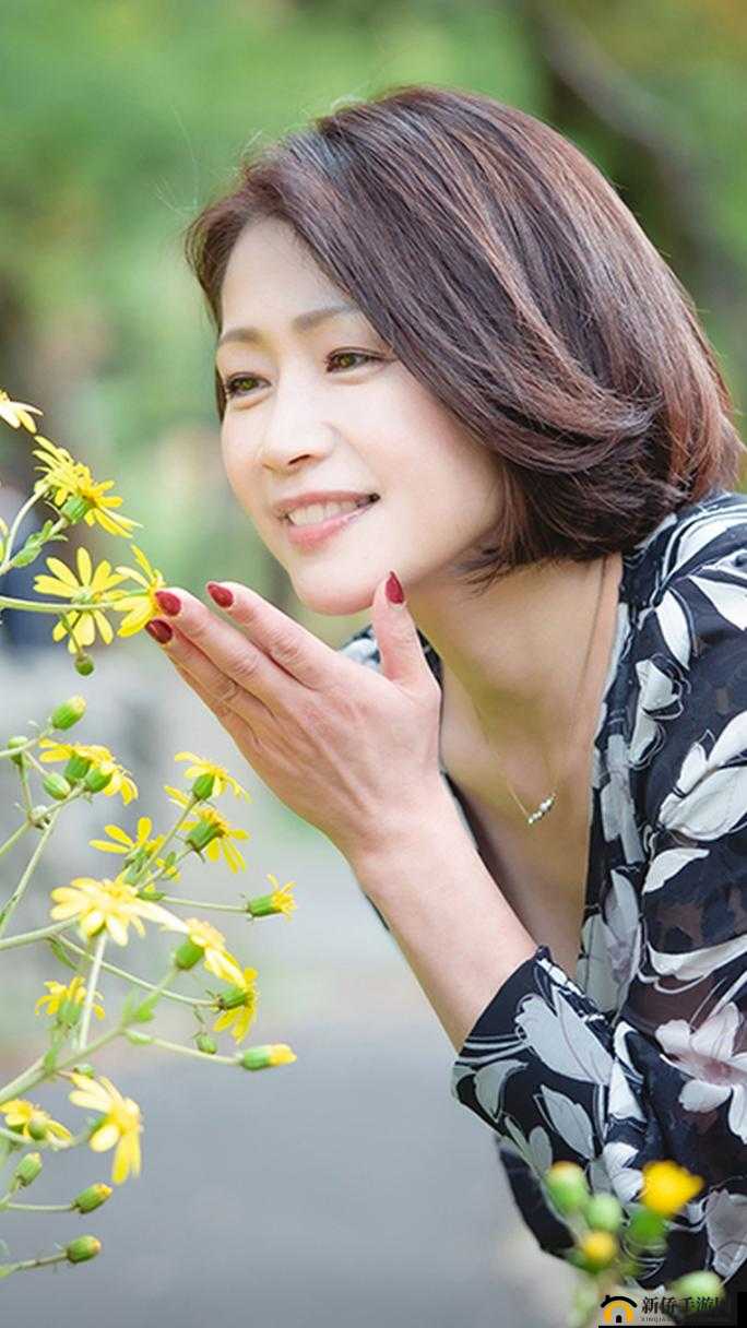 友田真希：她的魅力与风采