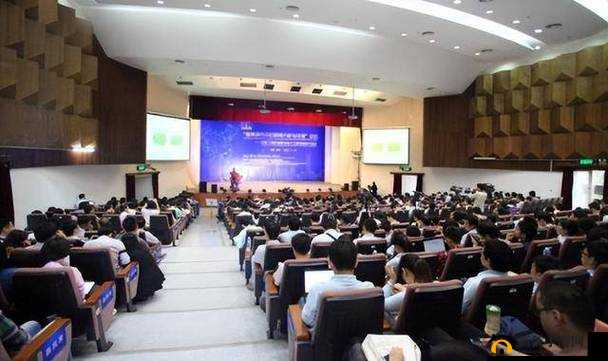 开会时桌下的神秘运动