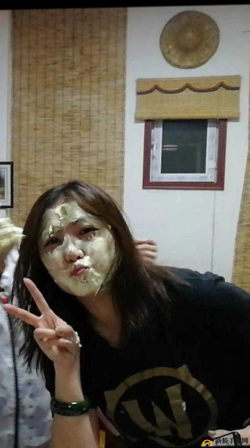 男女在一起愁愁愁视频素材：情感纠葛引发关注