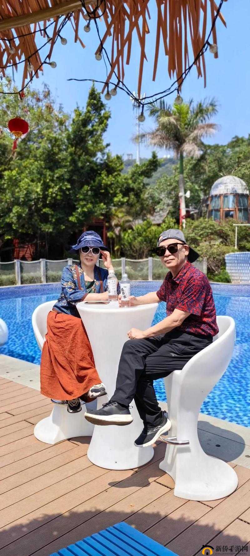 和朋友夫妻旅游互动：美好时光相伴同行