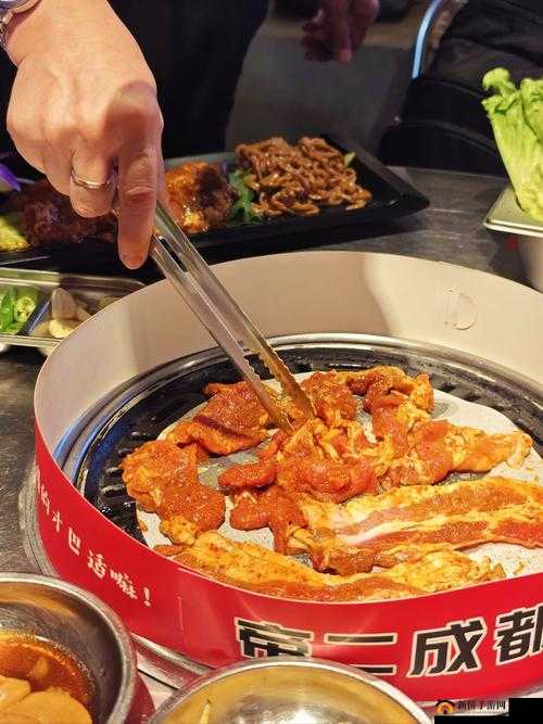 一人在上面添一人之下吃:美味的独特体验