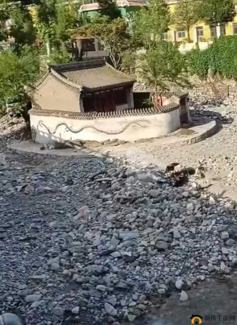 两扇红唇夹玉柱一道清泉:奇妙景象背后的故事