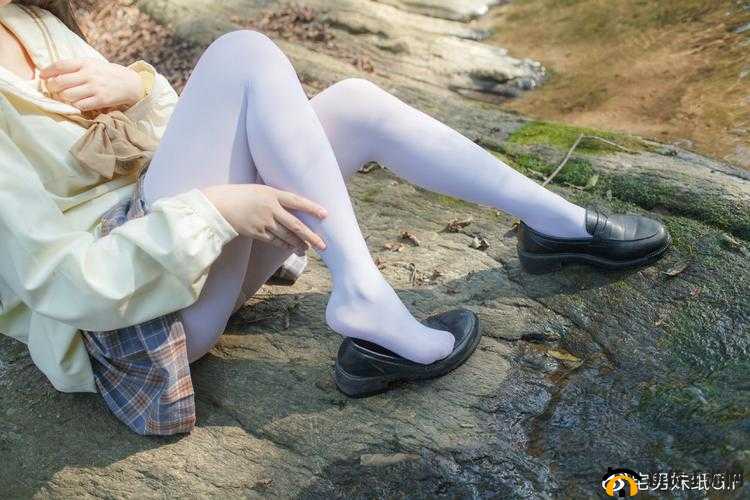 白丝校花扒开美腿甜美游戏:学妹的俬密时光