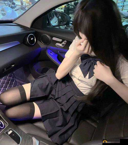 捆绑白丝 jk 美女双脚吊起：极致诱惑的视觉冲击