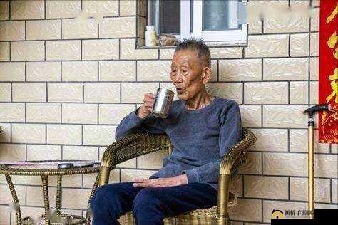 秦大爷与校花戴若希的故事