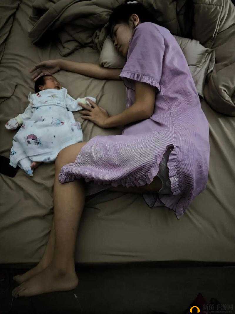 一小孩半夜喂女生吃困吧:温馨有爱画面