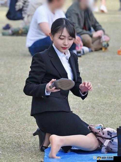 晚期裙子：迈开腿打扑克的别样风情