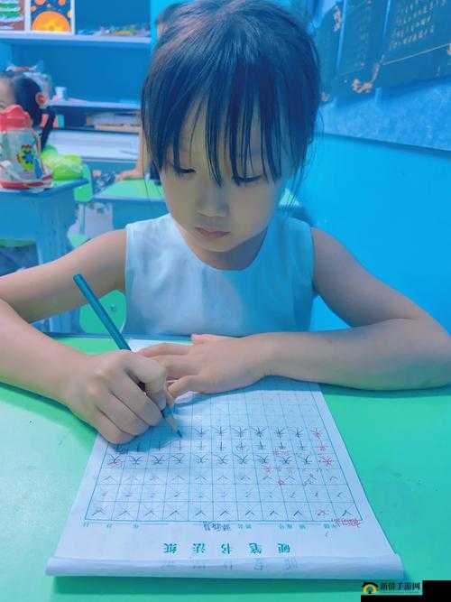 张婉莹自己拿着根笔：专注书写的瞬间