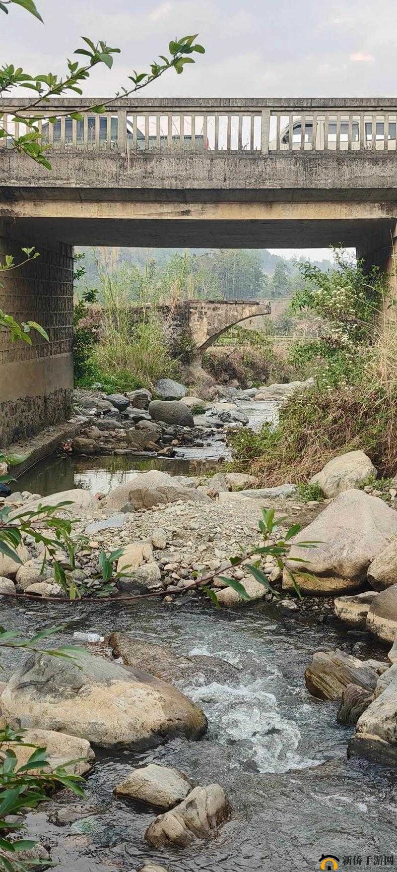 两峰夹小溪地湿又无泥:自然奇景与诗意的完美融合