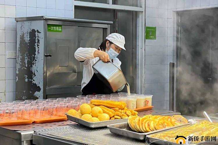 厨房里的叔叔阿姨真辛苦:他们默默付出保障美食供应