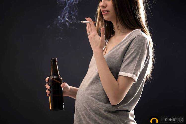 女子绝活吸烟开啤酒吹气球:展现独特才艺令人惊叹