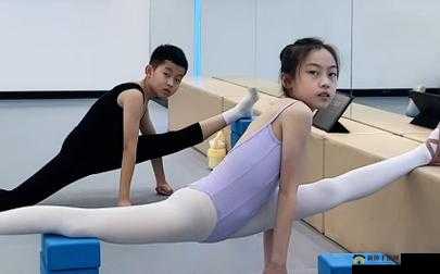 舞蹈生戴小玩具练劈叉的创意训练：挑战极限追求完美艺术之路