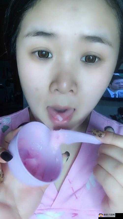 一边吃着一面膜下奶直接看:探究这一独特场景背后的故事