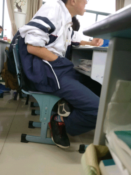 一女晍学让我揉她下面的动态图片:这是怎么回事?