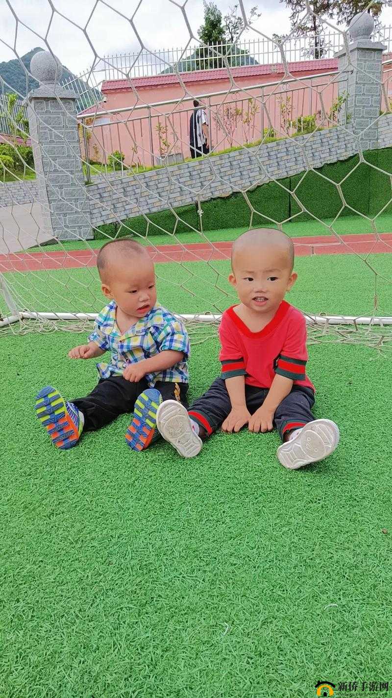 一小孩子跟姐姐玩钢筋:充满童真的欢乐互动时刻