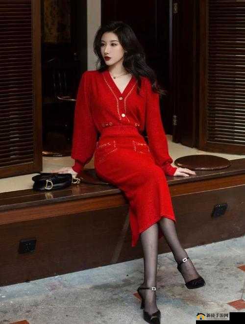 时尚成熟风：红色超短裙，展现女性魅力