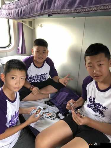 车上运动打扑克的益处：增添旅途趣味与互动