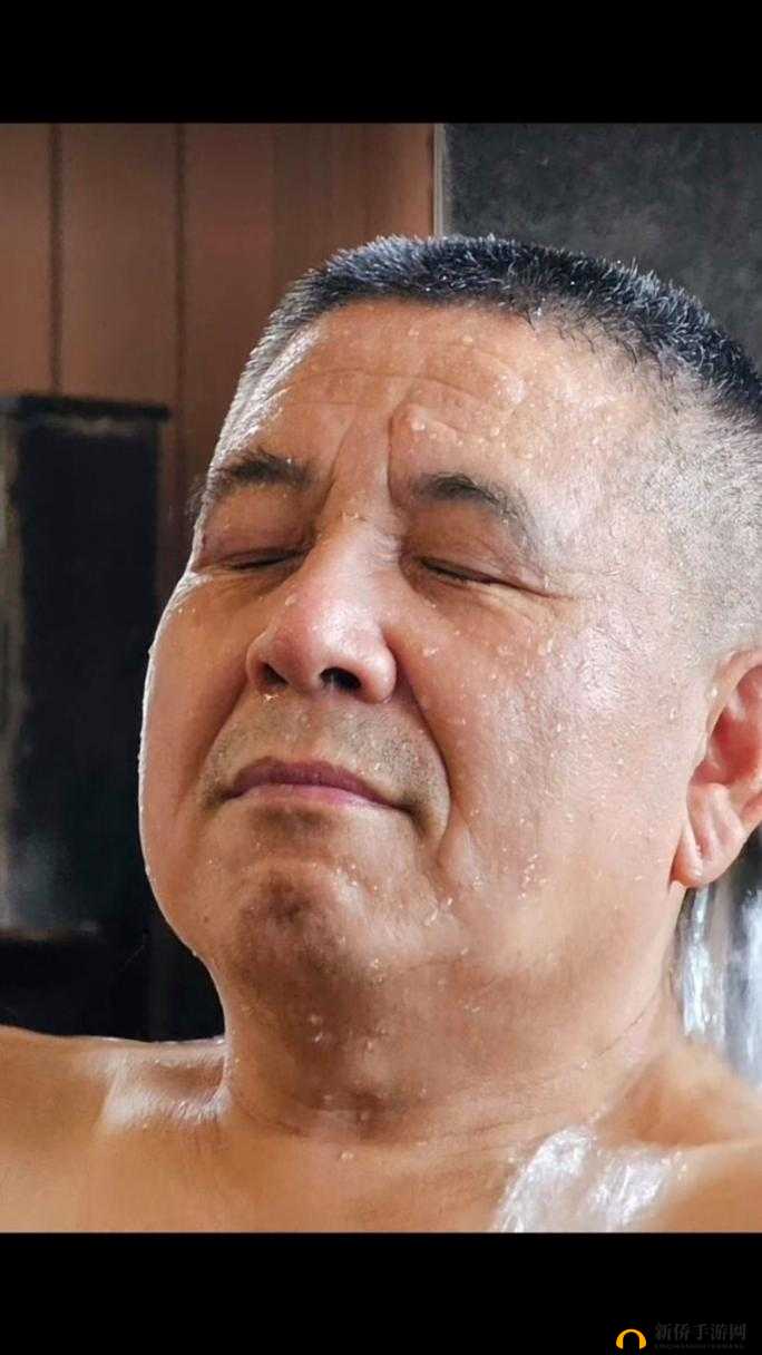 一个在浴室中大胆探索同姓之爱的搓澡工:GaysexChinese