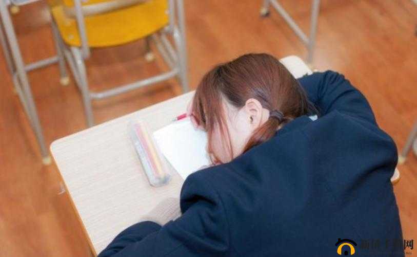班长上课没看穿罩子视频：学生视角下的尴尬瞬间