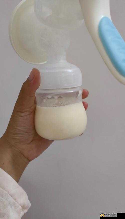 公在客厅里吃我的奶,奶涨得厉害:尴尬与绣惑的交织