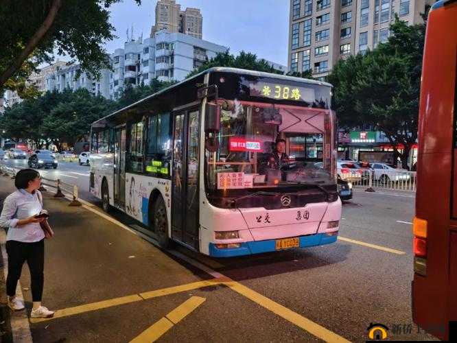 震惊公交车内有多高 C，这是真实的吗？