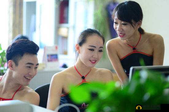 公司老板突发奇想:员工真空上班,这是为何?