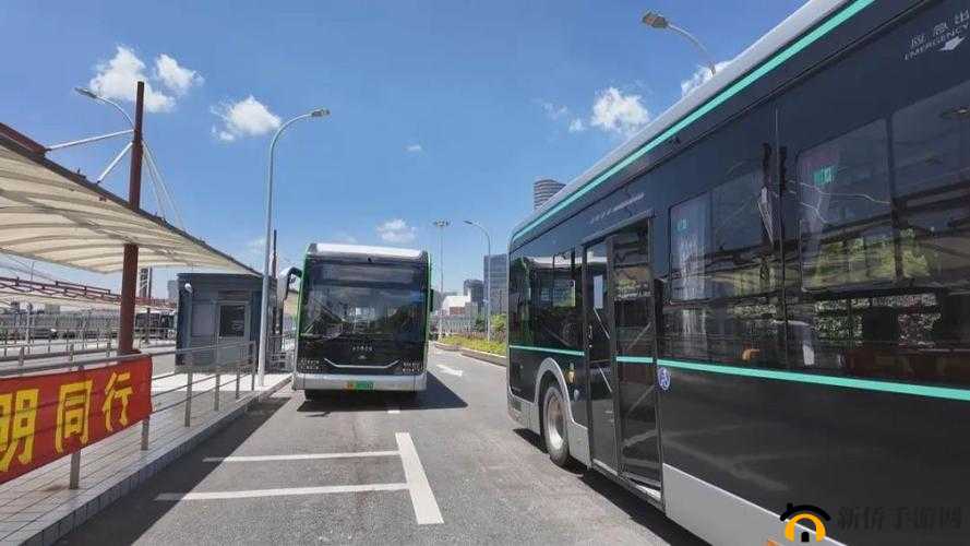 在小镇,随时随地乘坐的公交车