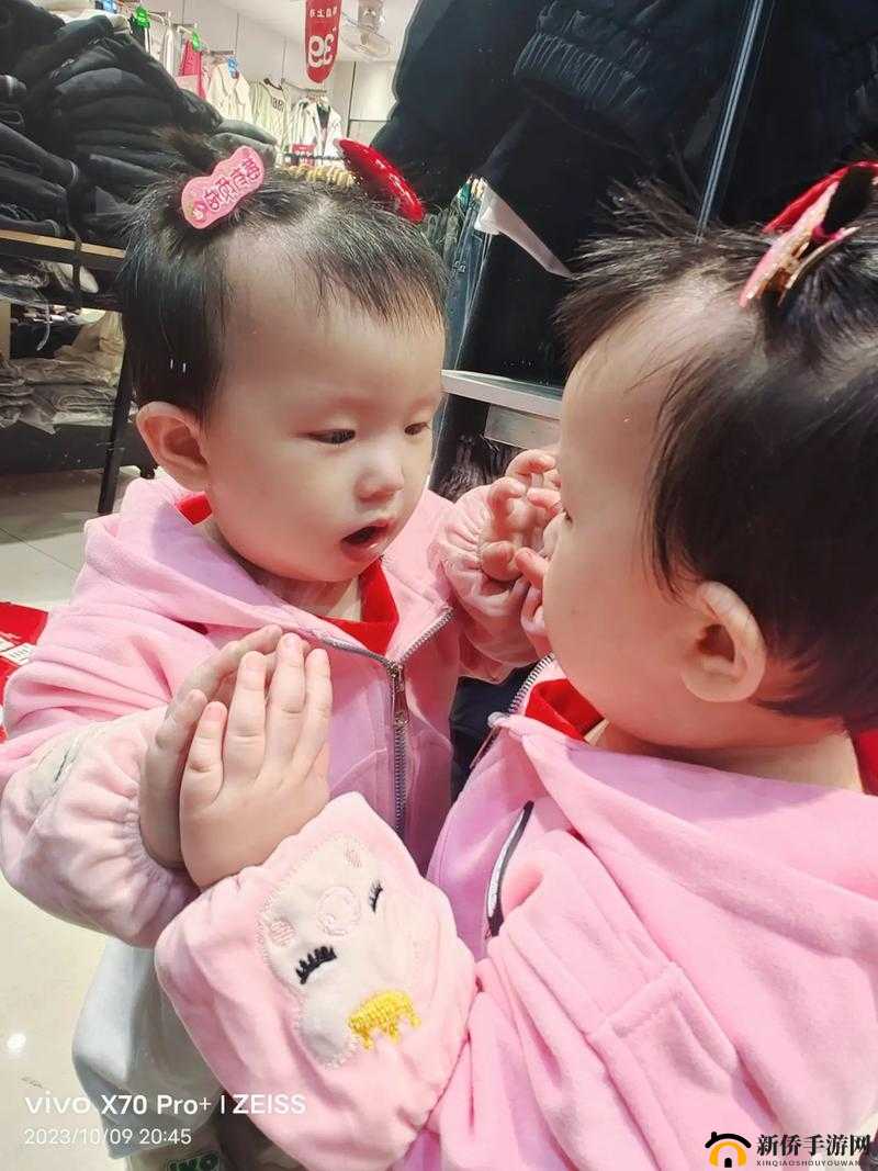 宝宝把脚抬高看镜子颠覆我们的认知:这一行为究竟意味着什么