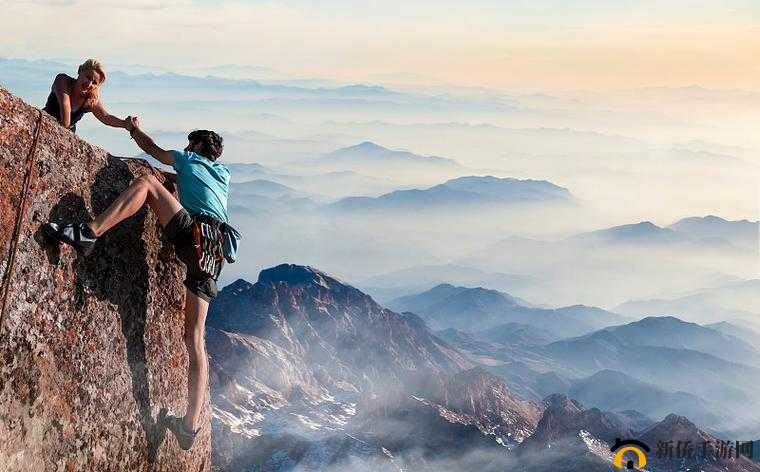 在巅峰上携手同行:两人共同攀登成功的高峰