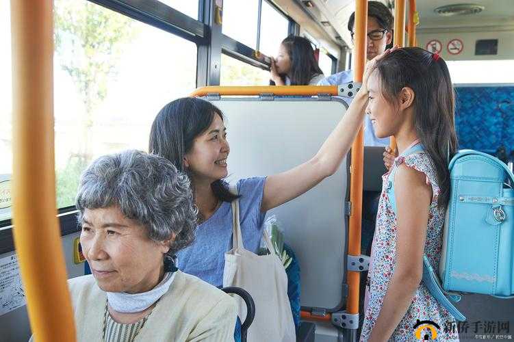 在公交车最后一排被多人：一段令人意想不到的经历
