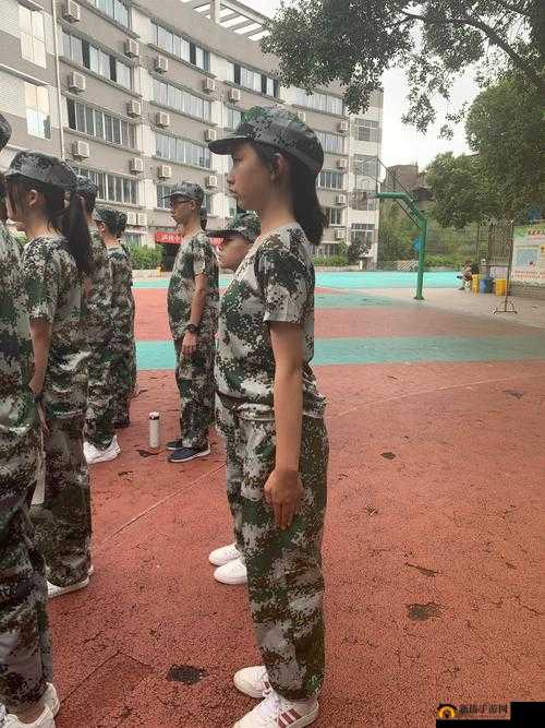 在艰苦的军训中,大白兔竟突然蹦出来,带来无限惊喜