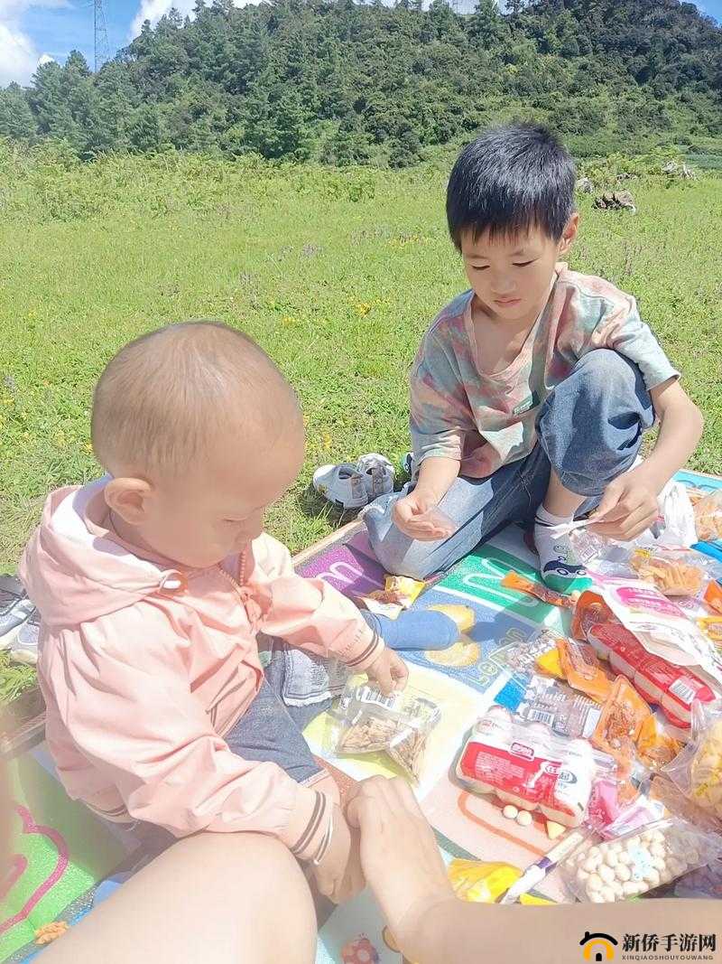 三个好朋友玩游戏,其中一个人玩得很厉害,另外两个人表示佩服
