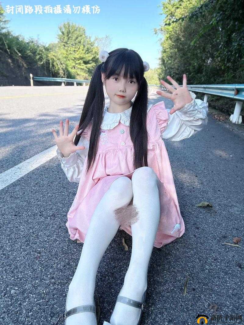 小 15 萝自慰喷水 OV 网站：年轻女孩的私密世界