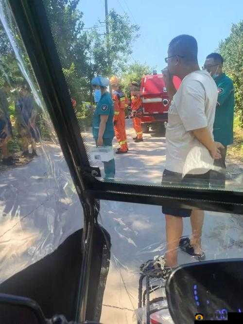 被压到落地玻璃窗前紧急救援:生死时速的全力营救