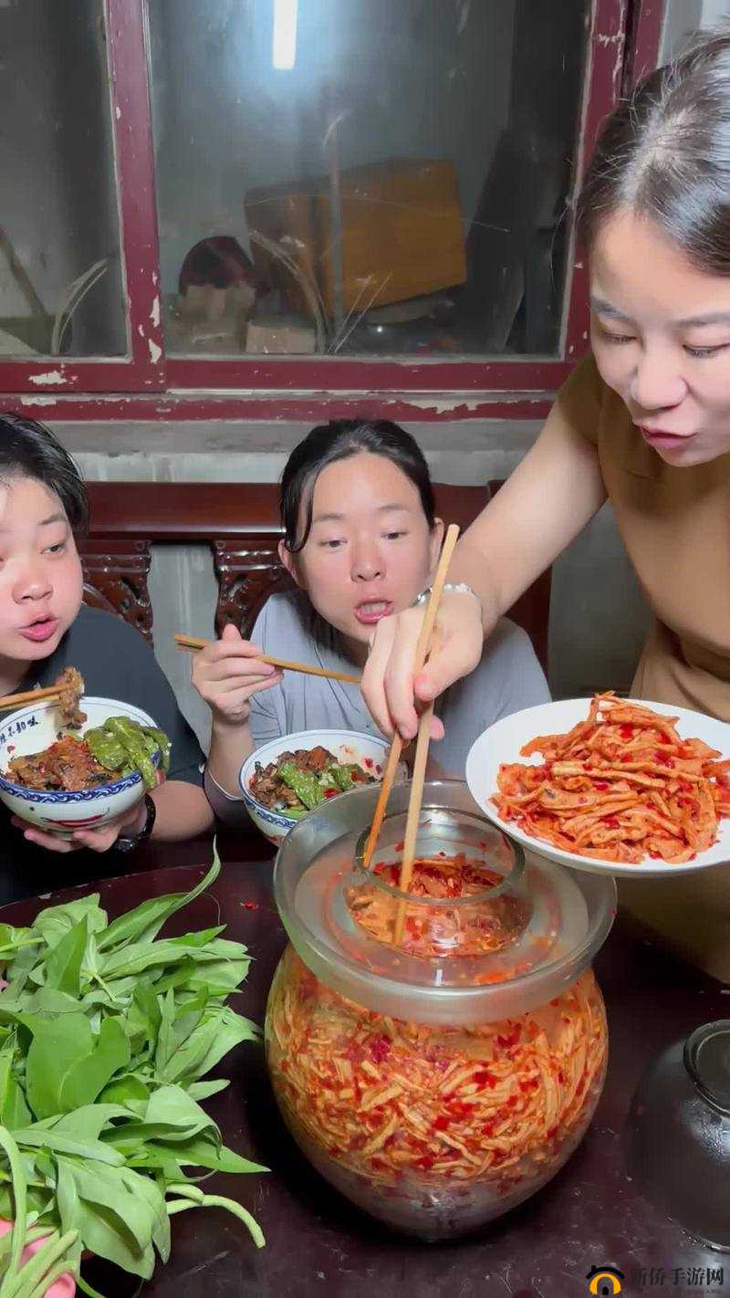 妹妹半夜给姐姐喂萝卜,姐姐吃得津津有味