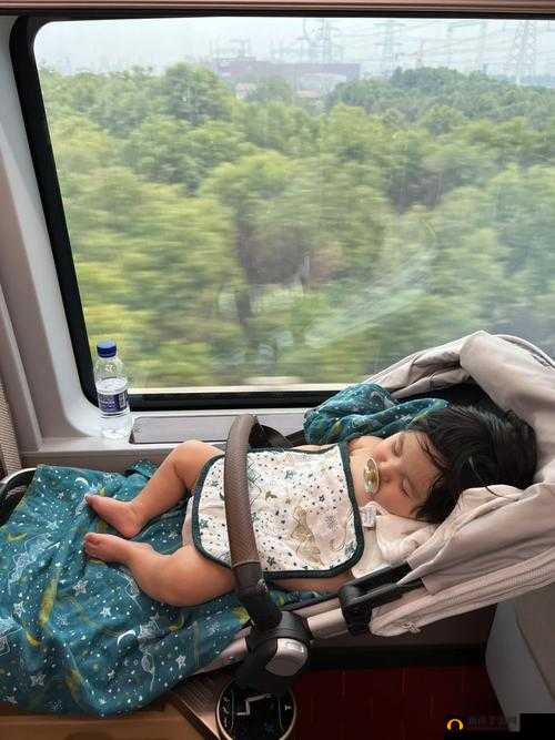 宝宝把脚抬高看镜子:这可爱模样真是太逗趣啦