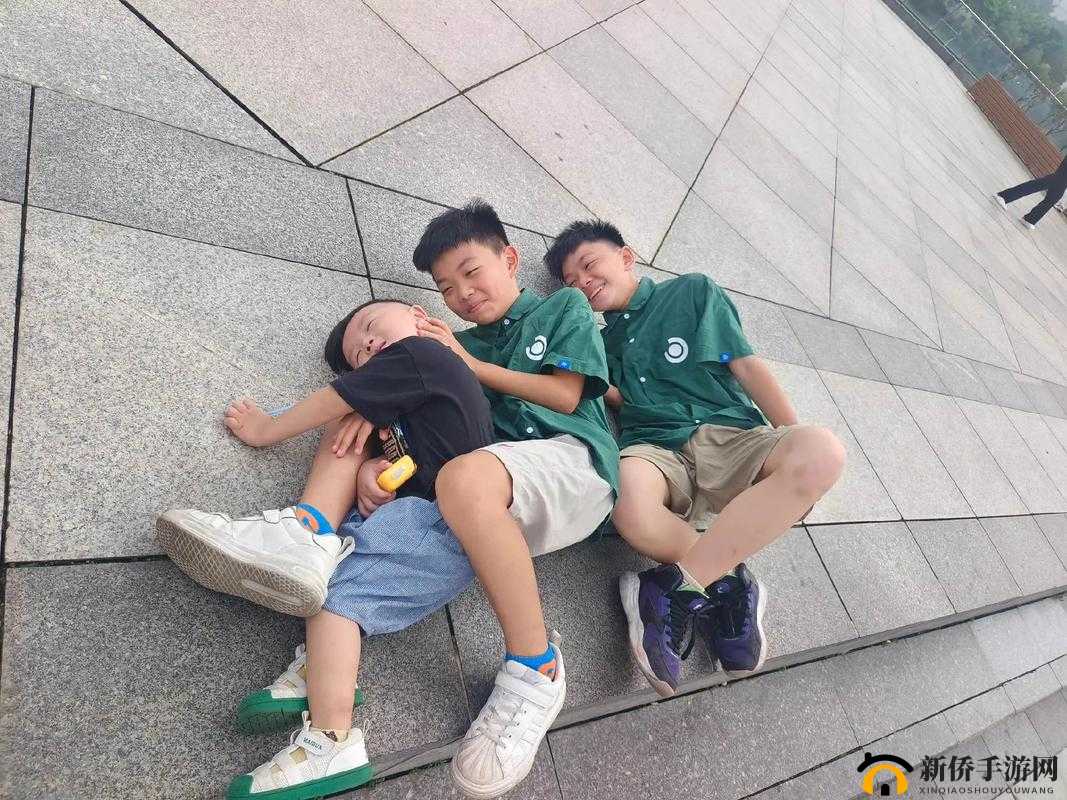 为什么三个小男孩在木屋狂欢？不如跳舞，让我们一探究竟