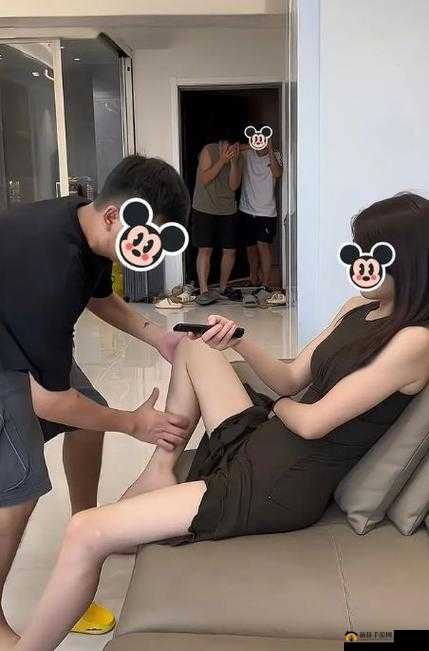 揭秘美女扒开腿㊙️男人爽桶背后的真相：深入探讨现代情感与欲望的交织现象
