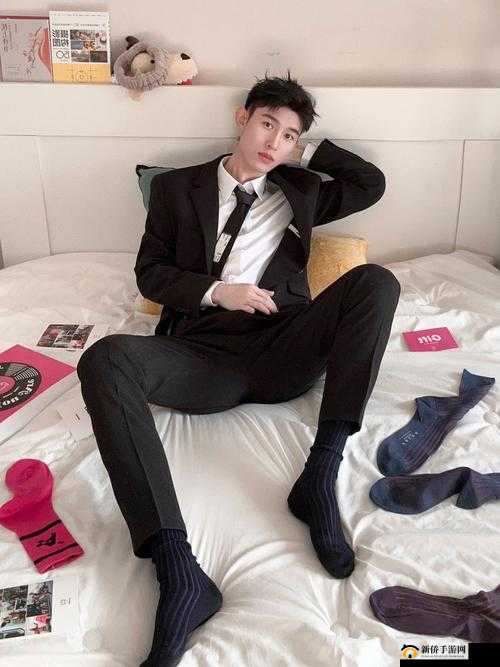 探索chinese西装黑袜男的时尚魅力：如何在日常生活中展现独特风格与自信态度